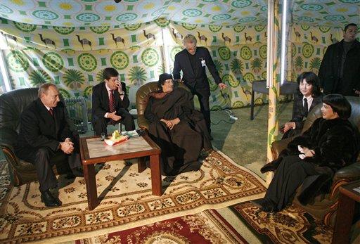 Kaddafi'nin çadırında çay keyfi