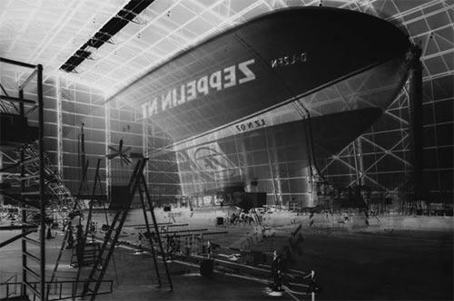 Vera Lutter
Zeppelin, Friedrichshafen, I: 1013 Ağustos 1999 Vera Lutter eserinde tersaneleri, havalimanlarını, terk edilmiş fabrikaları ve bir zeplinin inşa edildiği hangar da dâhil olmak üzere ulaşım ve üretimle ilgili diğer birçok sanayi bölgesini fotoğraflayarak sanayi ilerlemesinin doğasındaki tahrip edici gücün güzelliğini keşfediyor.