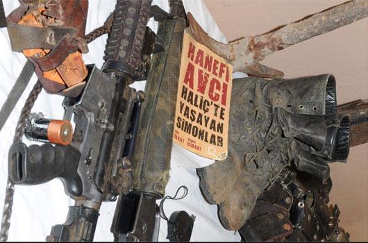 Kahramanmaraş'ın Pazarcık ilçesinde, güvenlik güçleri ile PKK'lı teröristler arasında çıkan çatışmada 3 terörist ölü, 1 terörist sağ ele geçirildi. Ele geçirilenler malzemeler arasındaki bulunan Hanefi Avcı'nın Haliç'te Yaşayan Simonlar kitabı dikkat çekti.