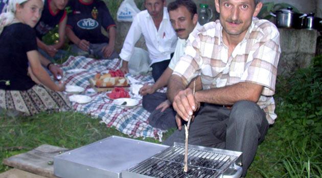 Çanta Mangal: Rizeli mucit saban Ali Yazıcı (35), çanta mangal adini verdiği ve dünyada ilk olduğunu iddia ettiği ilginç bir mangal yaptı. Bu çanta mangalla, pikniklerde mangalı unutma problemi ortadan kalkıyor.