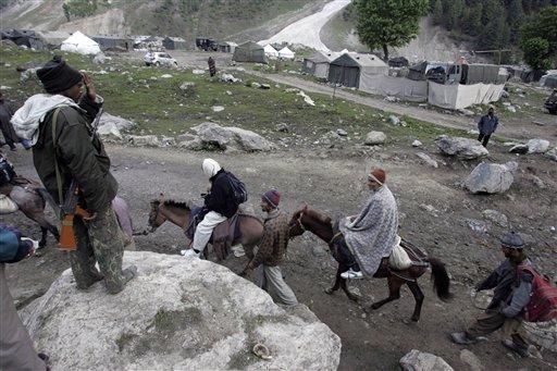 Hindular her yıl deniz seviyesinden 14.500 feet (4420 metre) yükseklikteki mağaraya çileli bir yolculuk yaparak hacı oluyor. Şri Amarnath Tapınağı Hindu inancına göre Tanrıları Kral Şivanın yeniden dirileceği mekan.