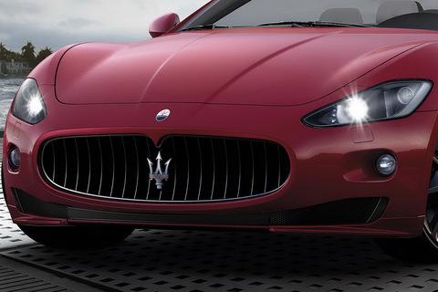 300 bin Eurodan satılacak bu Sporta çok fazla heveslenmeyin, çünkü sadece 2 tane geliyor. Maseratinin 1.5 yıl önce pazara sunduğu GranCabrio modeli, biraz daha güçlenerek ve kozmetik müdahalelere uğrayarak bu kez Sport adıyla karşımıza çıktı...