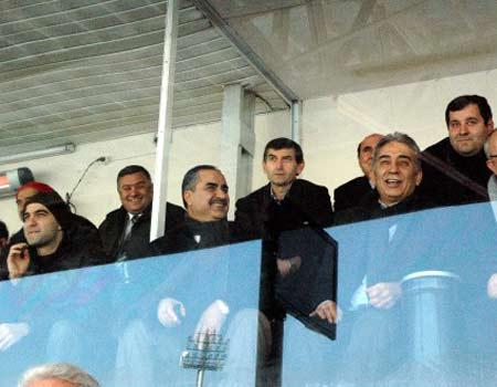 Galatasaray Başkanı Adnan Polat, askerliği Sivas'a çıkan oğlu Kerim Polat'la birlikte Fortis Türkiye Kupası'nda 4 Eylül Stadyumu'nda oynanan Sivasspor-Denizlispor maçını izledi.