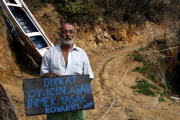 Zonguldak'ın Kozlu beldesinde oturan 65 yaşındaki Mustafa Aş, yaklaşık bir yıldan bu yana evinin yolunu yaptıramayınca tepkisini tabela asarak koydu.