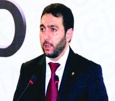Üyelerimiz bize gelmiyorsa biz onlara gidelim<br><br>
<strong>ŞÜKRÜ ALKAN / İÇ VE SPOR GİYİM MESLEK KOMİTESİ: </strong> Özellikle Ankaradaki lobi faaliyetlerine komitedeki arkadaşlarımızın da dahil edilmesi gerektiğini düşünüyorum. Komitelerin işlevsel hale gelebilmesi bizim sektörlerle olan ilişkimizi de canlandırabilir. Biz yönetmelik gereği komite toplantılarını sadece Oda merkezinde yapabiliyoruz. Bu da aslında bizim elimizi ayağımızı biraz bağlıyor. Komiteler bu sektörlerin olduğu yerlerde toplantılar tertip edebilir. Üyelerimiz bize gelmiyorsa, biz onlara gidelim. Diğer bir önerim de, ekonominin en temel düzeneği ahlaki değerlerimizle ilgili. İstanbul Ticaret Odası 350 bin üyenin temsil edildiği bir yer ise en azından buradaki 254 arkadaşımızın da altına imza attığı birtakım ahlaki değerlere riayet edeceğini beyan eden bir deklarasyonun artık Odamızca yayınlanması gerektiğini düşünüyorum. Odamızın yayınlarını hepimiz beğeniyoruz. Yayınlarımızda bu konulara biraz daha ağırlık verebiliriz. Bugüne kadar yurt dışına çıkmamış, hatta pasaportu dahi olmayan bir üyemize yurt dışı tecrübesi kazandırmamız lazım. İş adamlarımıza yeni ufuklar açma adına böyle bir girişimcilik örneği gösterebiliriz. Yurt dışındaki fuarlara bazen 3-5 kişilik, bazen de 25-30 kişilik kalabalık gruplarla gidiyoruz. Gezi amaçlı gidilen organizasyonlarda sayının biraz abartılı olduğunu düşünüyorum.