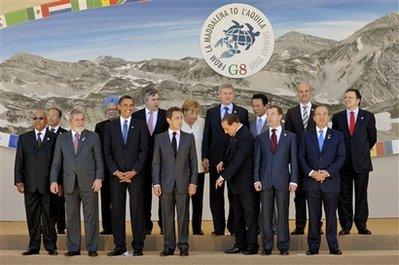 G-8 toplantısı, liderlerin aile fotoğrafı çektirmelerinin ardından İtalya Başbakanı Berlusconi'nin düzenlediği bir basın toplantısıyla sona erdi. Zirveye liderlerin çapkın bakışları damga vurdu.