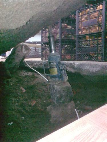 Hırsızlar marketten kablo yardımı ile yaklaşık 70 metre ilerideki Yakup Fil'e ait Karanfil Kuyumculuk'un altına dere içerisinden elektrik hattı çekti. Karanfil Kuyumculuk'un tabanını da delici aletle kırıp içeri girdi.