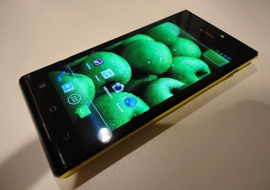 Huawei: Diamond serileri / 
Huawei, resimde gördüğünüz P1 ve P1 S'nin ardından Diamond serileri ile seriye uç nokta bir cep ekleyecek. Telefonun özellikleri ve herhangi bir fotoğrafı henüz yayınlanmadı ancak dedikodular, dört çekirdekli ve HD çözünürlüğünde olacağı yönünde.