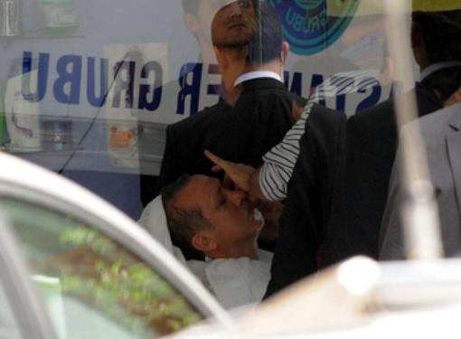 Fotoğrafları ilgiyle inceleyen Başbakan Erdoğan, fotoğrafların hikayesini foto muhabirleri ve muhabirlerden dinledi.