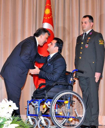 Cumhurbaşkanı Gül, 2007-2008 yıllarında TSK ve emniyet mensubu olarak görev yaparken şehit olanların yakınlarıyla malul ve gazi 61 kişiye Devlet Övünç Madalyası verdi.