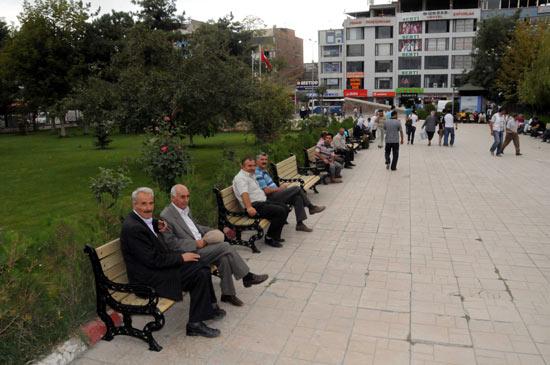 Van Valisi Münir Karaloğlu, daha önce polis barikatlarıyla kapalı olan Valilik Bahçesini vatandaşların istifadesine sundu. Vatandaşlar artık burada sohbet edip dinleniyor...