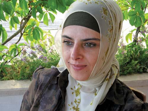 <b>Yazar Nesrin Çaylı</b>, sanatseverlerin yoğun ilgisi ile karşılaşan namaz tablolarının hikâyelerini günümüze uyarlayarak kaleme aldı. <br><br>Çaylı, hikâyelerinde tablolarda resmedilen namaz sahnelerini günümüz insanının nasıl yaşaması gerektiğini, nasıl yaşayabileceğini anlatıyor. Çaylı, Ressam Ergun tarafından resmedilen 41 namaz tablosu için 33 hikâye kaleme aldı.