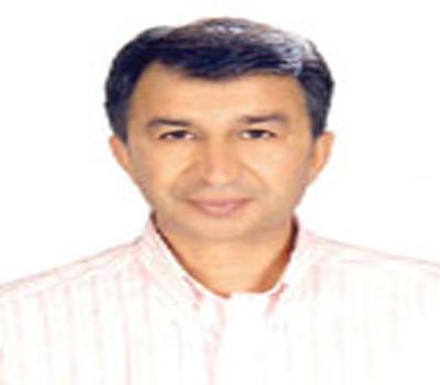 Komitelerin bütçeleri performansla takip edilmeli<br><br>
<strong>SUAT SARI / SERVİS TAŞIMACILIĞI MESLEK KOMİTESİ: </strong> Meslek komiteleri bütçeleri ile ilgili bir çözüme ulaşılması gerektiğine inanıyorum. Son üç çalışma toplantısında özellikle bu konudan çok bahsedildi. Gezi, fuar hariç meslek komitelerine bu dönemde bütçe verilmesini ve bu bütçelerin de bir performans dahilinde takip edilmesini öneriyorum. İnanıyorum ki, 90 tane meslek komitesinin çoğunluğunda arkadaşlarımızın çoğu biraz rutin işler yapmaktan şikayetçi. Bu açıdan buraya bir şevk getirmek lazım. Meclisi teşvik edecek en büyük unsurlardan biri meslek komitelerinden gelecek olan projeler ve önerilerdir. Bu açıdan 2012 bütçe döneminde, meslek komitelerinin, bütçemizin elverdiği imkânlar çerçevesinde yeniden bütçelenmesini talep ediyorum. Son iki ayda trafik güvenliği ve Trafik Akademisi ile ilgili panellere panelist olarak katıldım ve Odayı temsil ettim. Panellerin sonucunda çok kişiden geri bildirim aldım. Çoğu, Odanın bu uygulamalarının olduğunu bilmiyorlardı. Bunun için bir departman kurulmalı ve meslek komitelerimiz yurt içindeki sempozyum ve konferanslardan mutlaka haberdar olmalı. Bütçe konulması ile ilgili önerim bu çerçevededir. Yurt içindeki tüm sempozyum ve konferanslara katılıp kendi endüstrilerindeki aktüaliteyi takip etmeleri gerekir. Gerekirse orada sektörüyle ilgili sorunlarını anlatmalılar. Bu İstanbul Ticaret Odasına bilinirliğini artırmak yönünde katma değer sağlar.