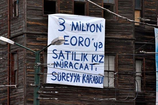 Cem Garipoğlu'nun getirildiği İstanbul Çocuk Mahkemesi'nin karşısındaki bir binaya asılan "3 milyon Euro'ya satılık kız, müracaat Süreyya Karabulut" yazılı pankart gerginliğe neden oldu.