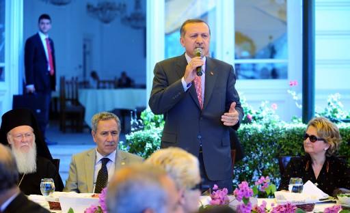 Büyükada'da azınlık cemaatlerin liderleri ile buluşan Başbakan Erdoğan, "Demokratik açılımın mücadelesini, kavgasını veriyoruz, eğer birilerinin ağzına bakacak olsak, bu adımı atmamız mümkün değil'' dedi.