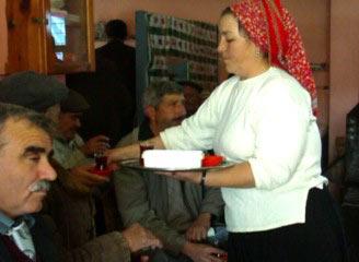 Erkek mesleği olarak g&uuml;n&uuml;m&uuml;ze kadar gelen kahve işletmeciliği yapan k&ouml;yl&uuml; kadın &ccedil;ocuklarını okutmak i&ccedil;in 2 yıldır k&ouml;y kahvesinde &ccedil;ay dağıtıp bulaşık yıkıyor.