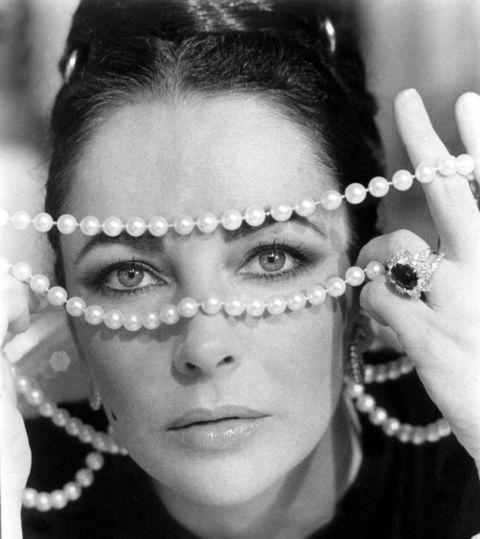 Elizabeth Taylor'ın çiçek bahçesi: Bu yıl içinde hayata gözlerini yuman menekşe gözlü efsane Elizabeth Taylor, yaşamı boyunca her biri sinema tarihine ismini altın harflerle yazdıran filmlerinin yanında, fırtınalı özel yaşamı ve 8 evliliğiyle de dikkatleri üzerine çekti. ''En İyi Kadın Oyuncu'' dalında Oscar kazanan oyuncu, 2 kez evlendiği en büyük aşkı Richard Burton ile aralarında çok ses getiren ve Türkiye'de ''Kim Korkar Hain Kurttan'' ismiyle gösterilen ''Who's Afraid of Virginia Woolf'' ile ''Kleopatra''nın da yer aldığı 11 filmde birlikte rol aldı.