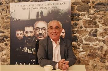 - En çok ne yaparken kendinizi iyi hissedersiniz?
- Film çekerken.

- En çok neye gülersiniz?
- Tek yönlü bakış açıları komik gelir. Mesela 40 yıl birbirini görmemiştir, Amma yaşlanmış ya, der. Halbuki kendi daha beter olmuş ama kendini görmüyor. (gülüyor)

- En son ne zaman çok güldünüz?
- Sette çok güldüm, çok eğlendik ama Yavuz baskısı vardı. (gülüyor)