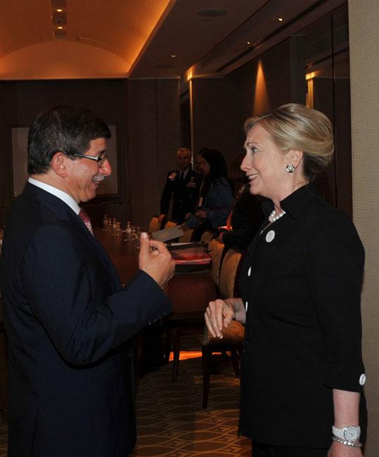 BAE'de Libya zirvesine katılan Dışişleri Bakanı Davutoğlu, ABD Dışişleri Bakanı Clinton ile görüştü. Clinton, yeni torun mutluluğunu paylaşan Davutoğlu'nu 'çak' yaparak kutladı.
