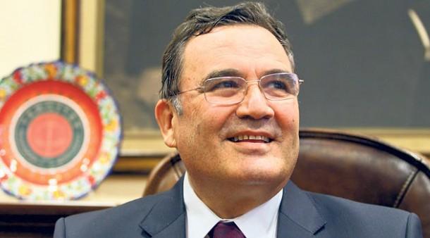 YARGITAY BAŞKANI-Nazım KAYNAK

Muhafazakarlığıyla tanınan isim

Ağırbaşlı ve mütevazı arkadaşımız, iyi bir hukukçu olmak dileğiyle fakültemize girmiştir. Öğle yemeğinden sonra çoğunlukla okuma salonunun gazete ve mecmuaları arasında, sene başlarında sınıfın ön sıralarında yer ve söz alan arkadaşımıza sene sonunda sınıfta pek rastlanmaz. Muhafazakarlığı, az ve öz konuşması, güzel ve temiz giyinişi ile çevresinde tanınır ve sevilir.