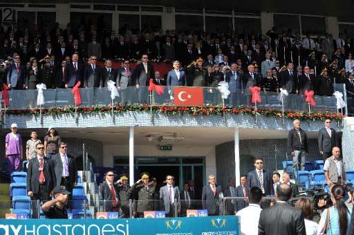19 Mayıs Atatürk'ü Anma ve Gençlik ve Spor Bayramı, yurt genelinde törenlerle kutlandı. Ankara'da bayram Cumhurbaşkanı Gül'ün de katıldığı törenle, 19 Mayıs Stadyumu'nda kutlandı.