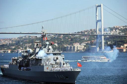 "Güçlü Ordu Güçlü Türkiye" sloganını benimseyen TSK bu yılki 30 Ağustos Zafer Bayramı'nı görkemli bir törenle kutladı. Donanma İstanbul Boğazı'nda resmi geçit töreni yaptı.