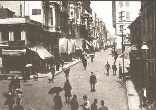 Yahya Kemal, Ahmet Haşim, İbrahim Çallı, Abidin Dino, Burhan Toprak ve Elif Naci gibi sanatçılara bu mekanda çok sık rastlanırdı. Mekan Orhan Velinin "Canan ki Degüstasyona gelmez, balık pazarına hiç gelmez" dizelerine de konu olmuştu.