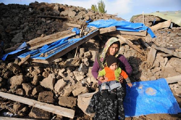 Depremin 7.2 büyüklüğünde vurduğu Van merkeze 30 kilometre uzaklıktaki Yaylıyaka köyü enkaz halinde... Çoğu evin tamamen yıkıldığı köyde yıkılmayanlar da oturulamaz durumda...