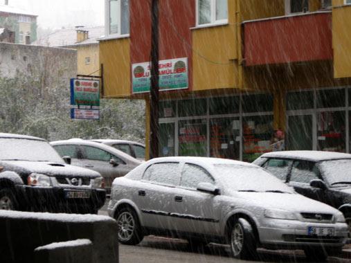 Sivas'ın Suşehri ilçesine mevsimin ilk karı yağdı.