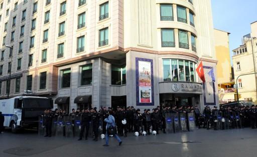 Taksim meydanında bu sene istenilen rahatlıkta olmasa da sendika temsilcileri serbestçe Taksim Meydanına çelenk bıraktılar