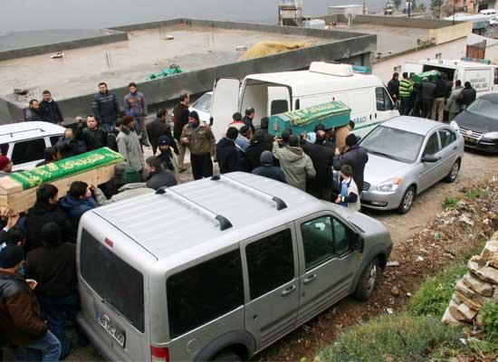 Hatay'ın Belen ilçesinde merkeze bağlı Kıcı köyündeki evlerinde sobadan sızan karbonmonoksit gazından zehirlenerek ölen Murat Ateş (34) ile eşi Sibel (30), çocukları Ayşenur (6) ve Esra Ateş hayatını kaybetti.