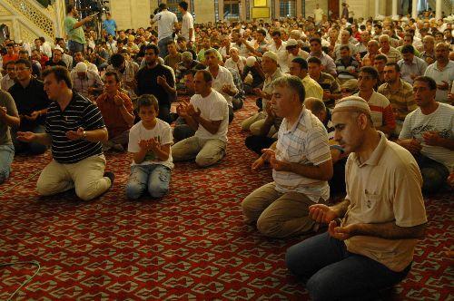 İslam âlemi, on bir ayın sultanı Ramazan'ı müjdeleyen Berat Kandili'ni idrak etti. Af ve mağfiret kapılarının sonuna kadar açıldığı gecede günahlardan arınmak isteyen binlerce inanan camilere koştu.