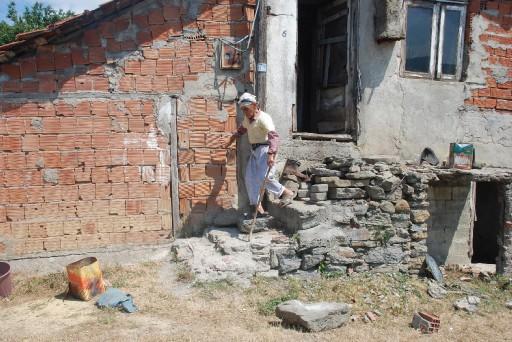 Kültür ve Turizm Bakanı Ertuğrul Günay'ın, CHP İzmir Milletvekili Selçuk Ayhan'ın soru önergesine verdiği yanıt, turizmde kayıt dışı ile neden mücadele edilemediğini gözler önüne serdi. Bakan Günay, "yazlık" olarak bilinen ikinci konutların turizme kazand