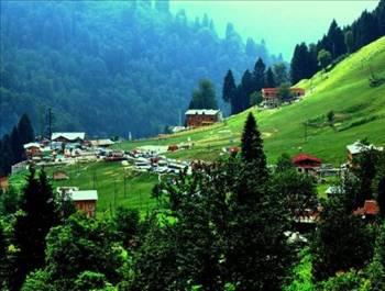 Rize yaylarında düzenlenen festivallerde horon tepmek