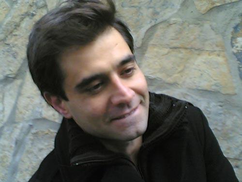 Cansel Elçin:
İlk ve orta eğitimini Pariste, Lycée Racinede tamamladıktan sonra aile işini devam ettirmek üzere ekonomi ve sosyal bilimler okudu. Bir süre ticaretle uğraşsa da akşam kursları ile başladığı tiyatro serüvenine, konservatuara yaşı tutmadığı için,Fransanın önde gelen tiyatro okullarından Ecole Florente yazılarak devam etti. Gerard