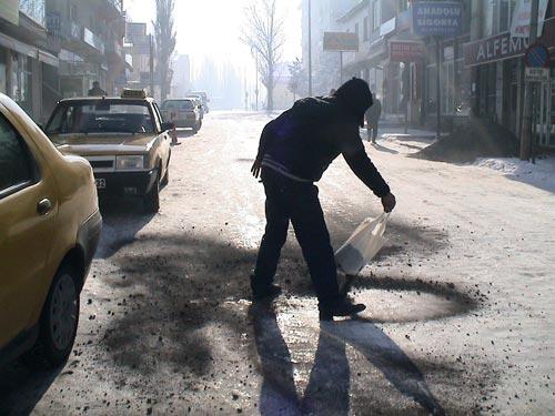 Ardahan'da gece etkili olan soğuk hava kentte hayatı dondurdu. Yaşanan Sibirya soğukları nedeniyle yollar buz tutup ağaçlar dondu. İnsanlar yürümekte zorluk çekti.