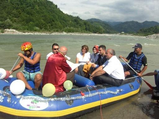 Rize'nin Ardeşen ilçesinde evlenmeye karar veren çift, nikah töreni için ilginç bir mekan seçti. Fırtına Deresi üzerindeki bir raftingi botunda nikah töreni düzenleyen çift, imzaların atılmasının ardından, rafting yaptı.