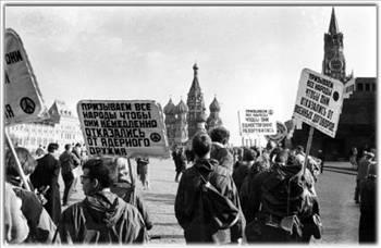 ABDli ve Avrupalı protestocular Ekim 1961de Moskovada Kızıl Meydanda bir yürüyüş yapıyor. Göstericilerin ellerindeki pankartlarda Rusyadan nükleer silahlara bir yasak getirmesi yönünde talepler yazılı. ABDnin San Francisco şehrinden yola çıkan bir çok protestocu yürüyerek, otobüslerle ve teknelerle Moskovaya geldi. Sol taraftaki pankartta Hidrojen bombalarını hep birlikte reddetmeleri için bütün halklara çağrı yapıyoruz yazıyor.