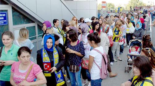 <strong>6-</strong> Bazı kadınlar birden fazla kimlik fotokopisiyle gelerek başkaları içinde bilet almaya çalışmıştır.