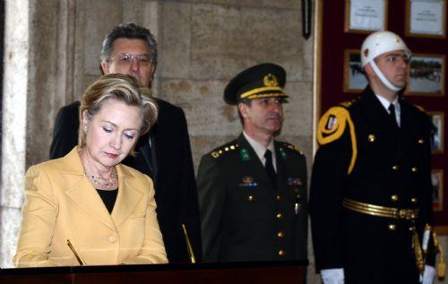ABD Dışişleri Bakanı Hillary Clinton, eşinin Başbakan olduğu yıllardaki resmi ziyaretinden yıllar sonra bu kez bakan sıfatıyla resmi bir ziyaret için Ankara'yı ziyaret etti.