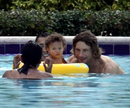 carlı oyuncu Halle Berry, kızı Nahla'nın doğumundan 15 ay sonra, top model eşi Gabriel Aubry ve kızıyla Miami'de tatil yaptı. Çiftin mutluluk tabloları düşman çatlattı
