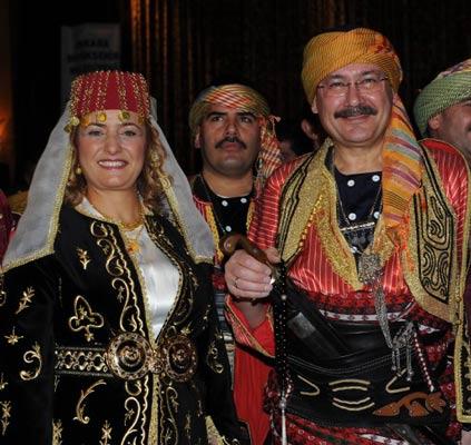 ANKARA BUYUKSEHIR BELEDIYE BASKANI MELIH GOKCEK TARAFINDAN, ATATURK'UN ANKARA'YA GELISININ 90. YILDONUMU DOLASIYLA RESEPSIYON VERILDI. MELIH GOKCEK, DUZENLENEN RESEPSIYONDA, GIYDIGI SEGMEN GIYSISI ILE KONUKLARI KAPIDA KARSILADI. GOKCEK, SEGMEN GIYSISI GIYMIS BELEDIYE MECLIS UYELERI VE KIMI BELEDIYE BASKANLARIYLA UZUN SURE ANKARA HAVASI OYNADI. (ANADOLU AJANSI - EVRIM AYDIN)