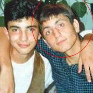 Kurtlar Vadisi Pusu dizisinin sert adamı Memati'yi canlandıran Gürkan Uygun'un ilk gençlik yıllarında çektirdiği bu fotoğraf internette dolaşıyor.