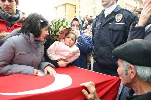 Gümüşhane'nin Zigana Dağı bölgesinde çığ düşmesi sonucu hayatını kaybeden 10 kişi son yolculuğuna uğurlandı. Trabzon Valiliği önündeki törende acı, gözyaşı ve hüzün vardı.