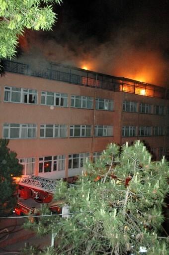 Adapazarı'nda Sosyal Hizmetler Kurumu'na ait kız öğrenci yurdunda dün gece çıkan yangın sonucu iki çocuk hayatını kaybederken, 5 çocuk hastanede tedavi altına alındı