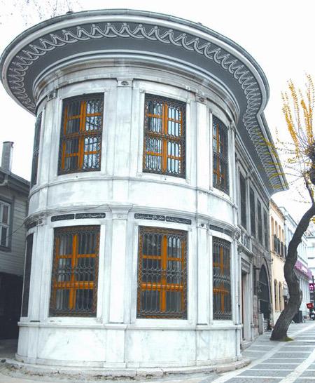 Kültür A.Ş. Genel Müdürü Nevzat Bayhan, Osmanlı-Türk medeniyetinde imaret adıyla bilinen kamu binalarından olan muvakkithaneler, hemen her şehir ve kasabada cami veya mescitlerin bahçesinde bir iki oda halinde bulunurdu. Muvakkithaneler bulundukları külliyenin vakfı tarafından idare edilir, buralarda çalışan kimselere ise zamanı ayarlayan kişi anlamında muvakkit denilirdi. Özellikle İstanbulda adım başında bir muvakkithane vardı. En acele işi olanlar bile onların penceresi önünde durarak cebinden altın, gümüş, kordonlu, kordonsuz saatlerini çıkarır ve kurarlardı. diyor.