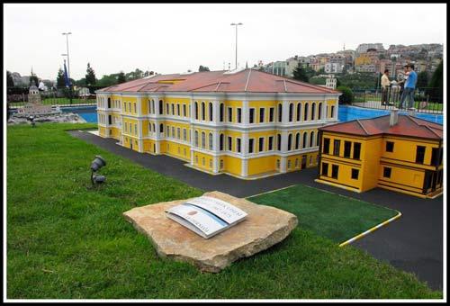 İstanbul Büyükşehir Belediyesi Kültür A.Ş.ye bağlı Türkiyenin tek minyatür müzesi Miniaturkte 2 Haziran Salı günü farklı bir heyecan yaşandı. Kabataş Lisesi de maketler arasına katıldı.