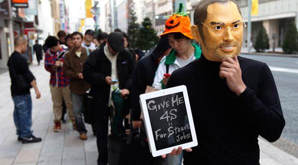 Şüphesiz yeni iPhone, 2011 yılında da herkesin en çok beklediği ürün oldu. iPhone 5 ha geldi ha gelecek, tasarımı şöyle olacak, uygulamaları böyle olacak derken, iPhone 4S çıkageldi. 4 Ekim 2011'de, California'da "Let's Talk iPhone" etkinliğinde Tim Cook tarafından tanıtıldı. 14 Ekim tarihinde ABD, Avustralya, Almanya, Fransa, Kanada, İngiltere ve Japonya'da satışa çıktı.