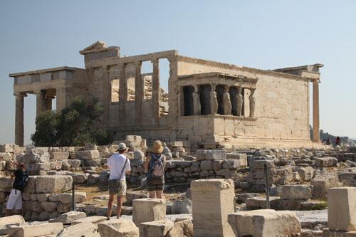 Lord Elginin bazı parçalarını Londraya kaçırdığı Erekhtheion Tapınağı.