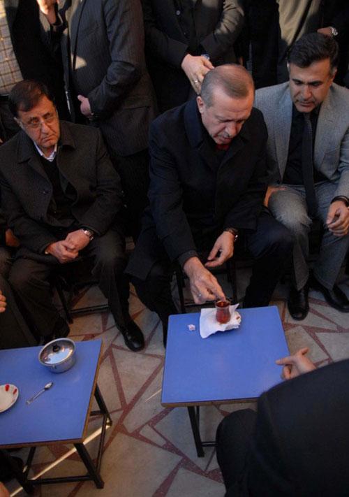 Başbakan Erdoğan Batman'da bir çay ocağında vatandaşın dertlerini dinledi...